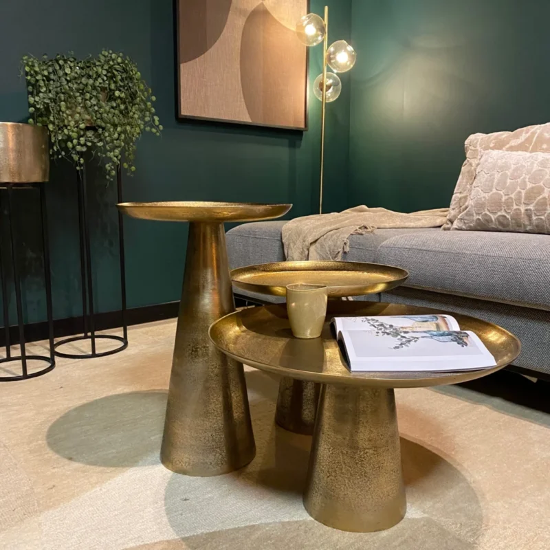 In een moderne woonkamer staat de Salontafel 58 x 36 CM Vierkant met een mok en een open boek, een grijze bank met beige kussens, een staande lamp, een plant en donkergroene muren versierd met abstracte kunst.