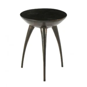 De Salontafel Elze | 38 cm is een klein, rond, zwart metalen bijzettafeltje met drie slanke, taps toelopende poten, afgebeeld tegen een effen witte achtergrond.