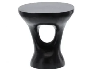 De Salontafel Amelie | 43 cm is een moderne zwarte bijzettafel met een glad, afgerond blad en een sculpturale basis met een centrale ovaalvormige uitsparing.