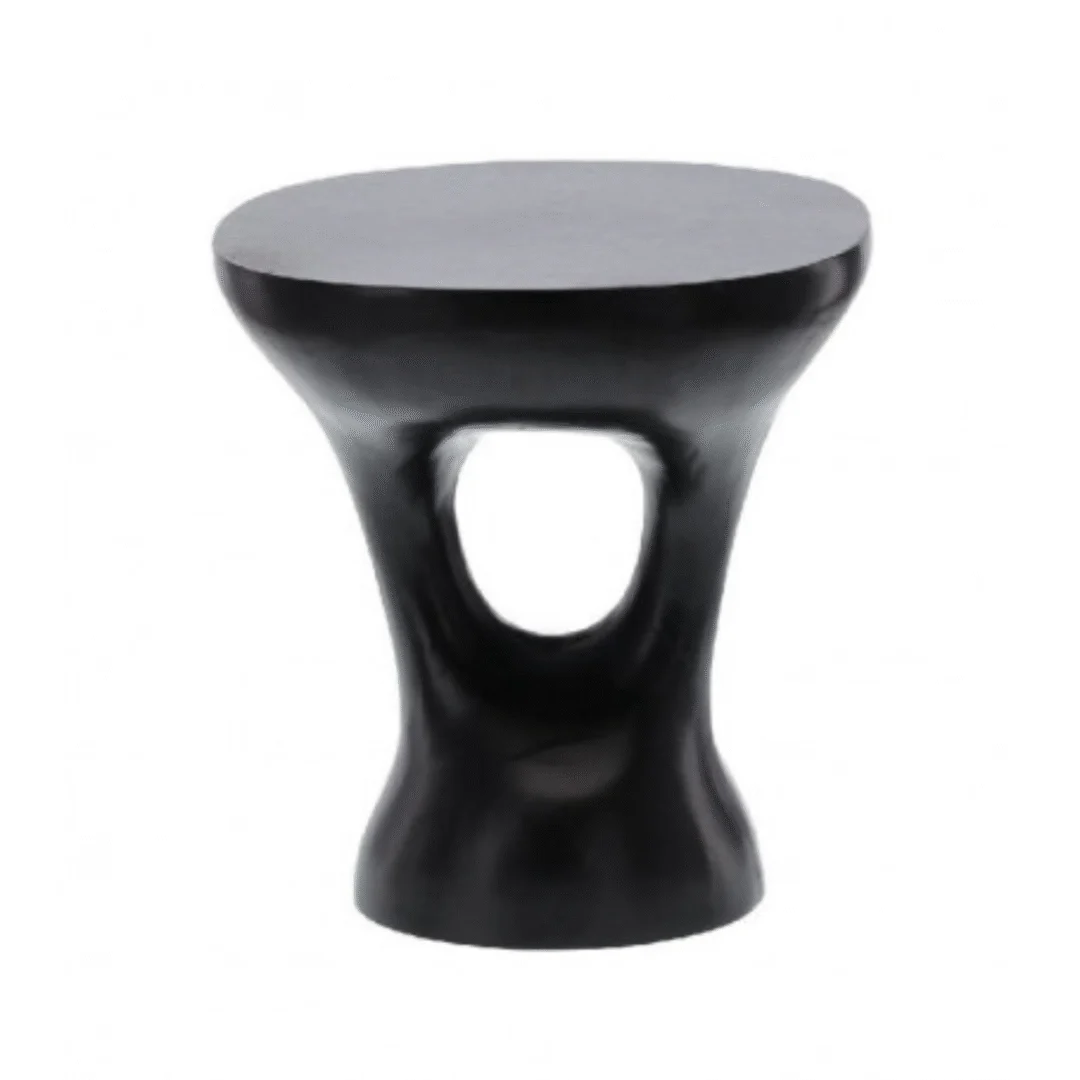 De Salontafel Amelie | 43 cm is een moderne zwarte bijzettafel met een glad, afgerond blad en een sculpturale basis met een centrale ovaalvormige uitsparing.