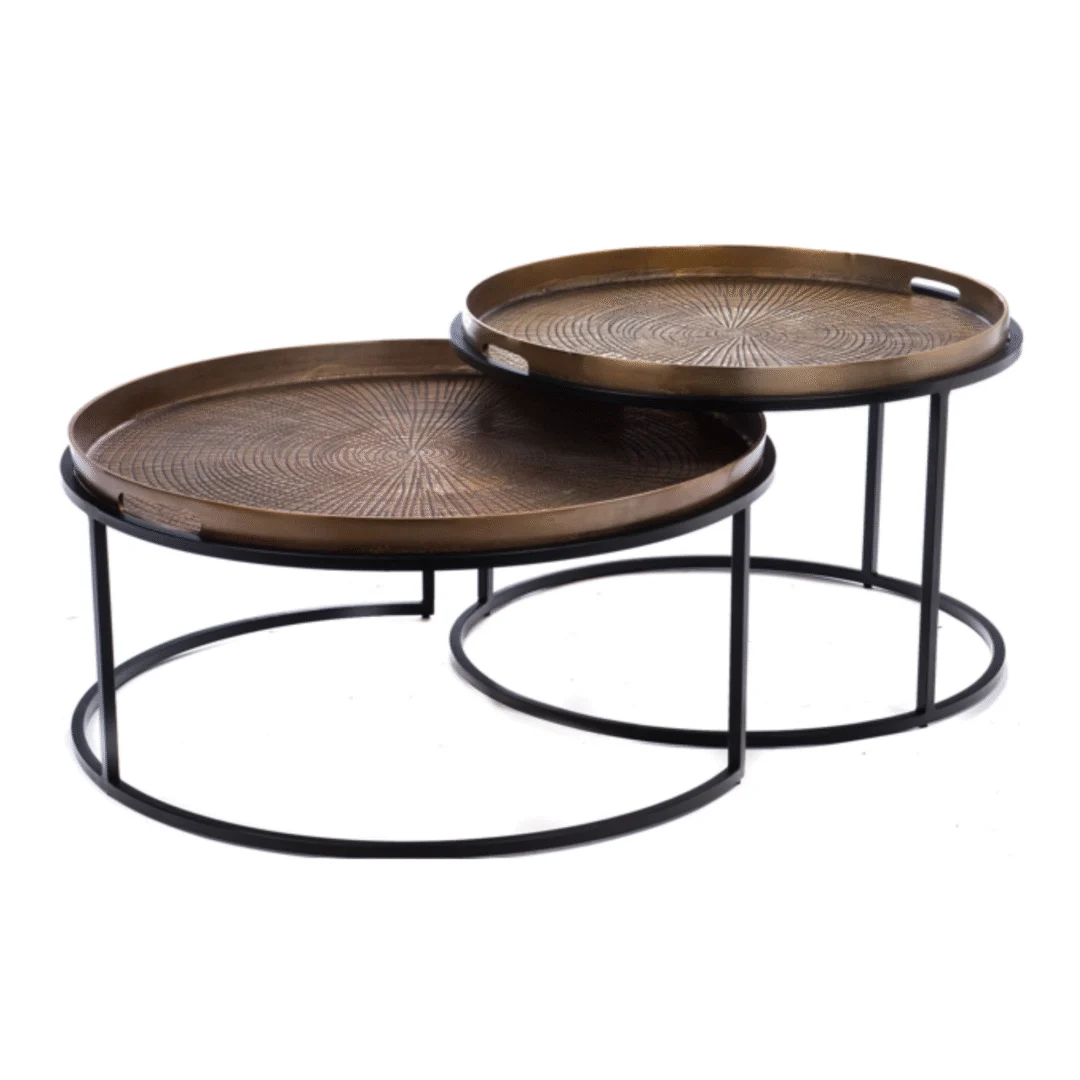 Twee ronde salontafels, metaal blad met patroon, zwarte poten. Scandinavisch design, sfeervolle verlichting, witte achtergrond.