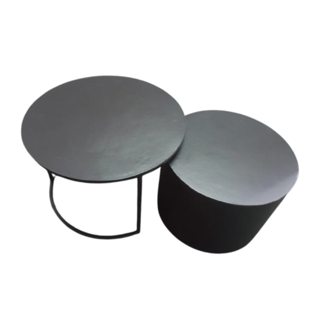 De Salontafel Zwart, Goud Rond Aluminium bestaat uit twee moderne ronde zwarte nesttafels: een met een metalen frame en de andere met een massief cilindervormig onderstel, beide tegen een witte achtergrond.