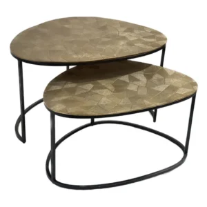 De Salontafel Klassiek Design bestaat uit twee in elkaar geschoven salontafels met goudkleurige, gestructureerde, onregelmatig gevormde bladen en zwarte metalen frames in een moderne geometrische stijl. De kleinere tafel past gedeeltelijk onder de grotere.