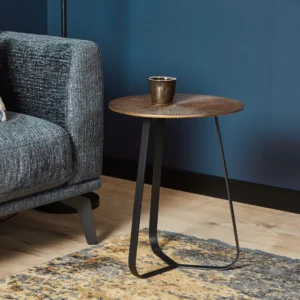 De Salontafel 40 x 50 CM Vierkant staat naast een grijze bank op een houten vloer tegen een blauwe muur. Een enkele donkere beker rust op de tafel, met een deel van een tapijt met patroon zichtbaar in de buurt.