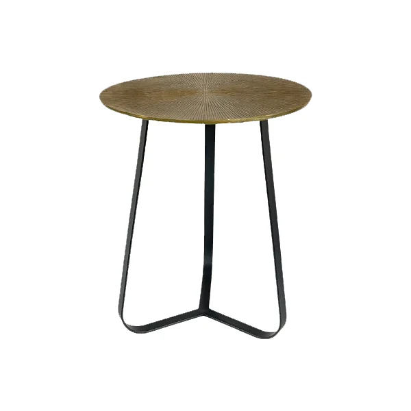 De Salontafel 40 x 50 CM Vierkant is een compacte vierkante bijzettafel met een goudkleurig blad en drie slanke zwart metalen poten die een driehoekige basis vormen, afgebeeld tegen een witte achtergrond.