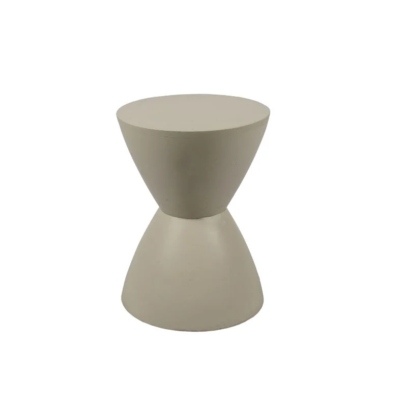 De bijzettafel Abbey is een beige, zandlopervormig stuk met gladde oppervlakken, afgebeeld tegen een effen witte achtergrond.