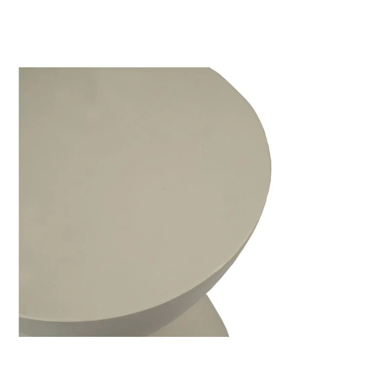 Close-up van de bovenkant en zijrand van de ronde, lichtbeige Abbey bijzettafel tegen een witte achtergrond.