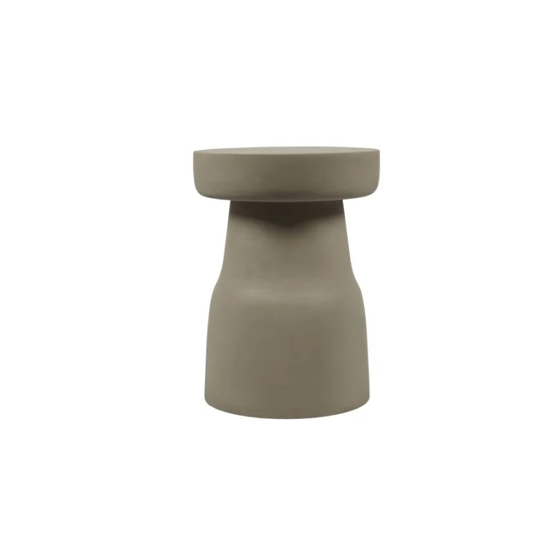 De bijzettafel Drum heeft een modern, minimalistisch ontwerp met een taupe matte afwerking, een breed plat blad en een uitlopende basis die smaller wordt in het midden, afgebeeld tegen een effen witte achtergrond.