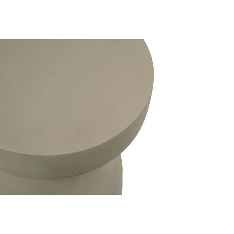 Een close-up van de beige bijzettafel Drum, met de gladde, cilindrische bovenkant en het afgeronde blad tegen een witte achtergrond. Alleen de bovenrand en een deel van de tafel zijn zichtbaar.