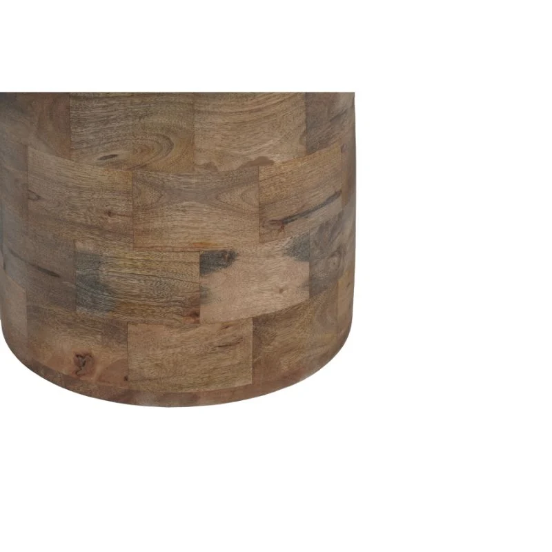 Close-up van de bijzettafel Timo, met een rond houten blad met een patchwork van rechthoekige houten stukken in verschillende natuurlijke bruine tinten.