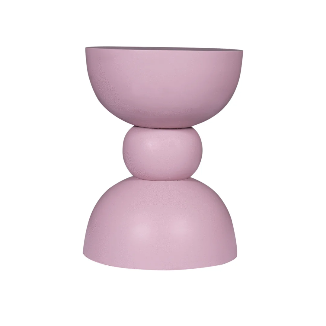 Bijzettafel Jon Roze: Een modern, minimalistisch roze krukje of bijzettafeltje gemaakt van drie geometrische vormen - een komvormig blad, een bol in het midden en een omgekeerde komvormig voetstuk - tegen een witte achtergrond.