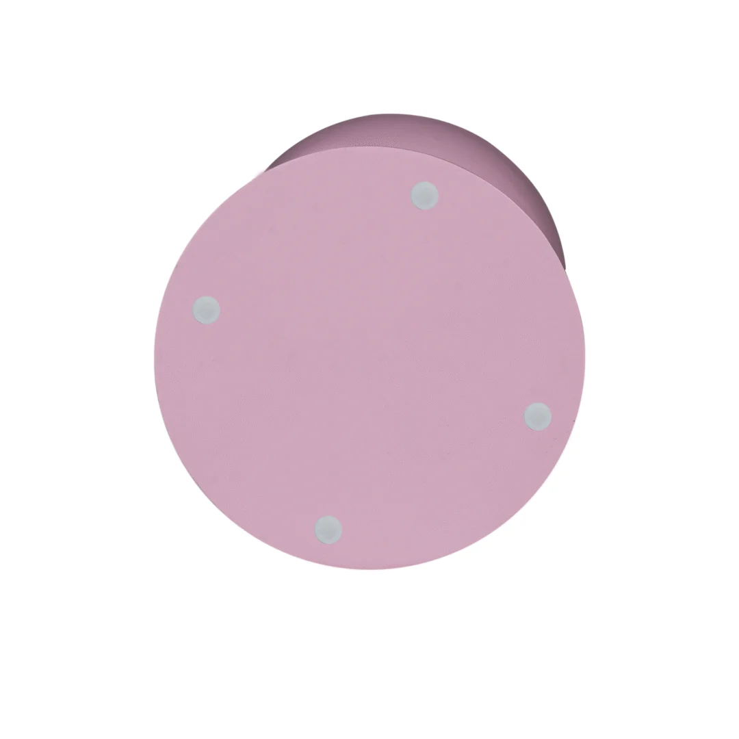 De Bijzettafel Jon | Roze is een ronde, roze bijzettafel van bovenaf gezien, met vier kleine lichtblauwe vlekjes gelijkmatig verdeeld over de rand, afgebeeld op een witte achtergrond.