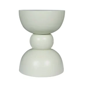 De bijzettafel Jon Groen is een modern, minimalistisch stuk in lichtbeige, ontworpen met drie gestapelde geometrische vormen: een komvormig blad, bolvormig midden en koepelvormig onderstel. Het werkt zowel als kruk als bijzettafel.