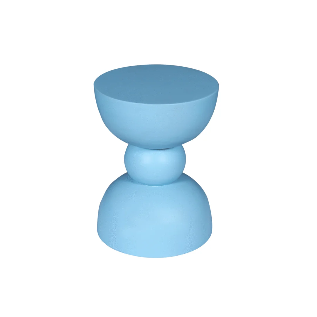 De bijzettafel Jon Blauw is een modern sculpturaal stuk in massief lichtblauw, met een rond blad, een centrale bol en een omgekeerde koepelvoet - alles tegen een witte achtergrond.