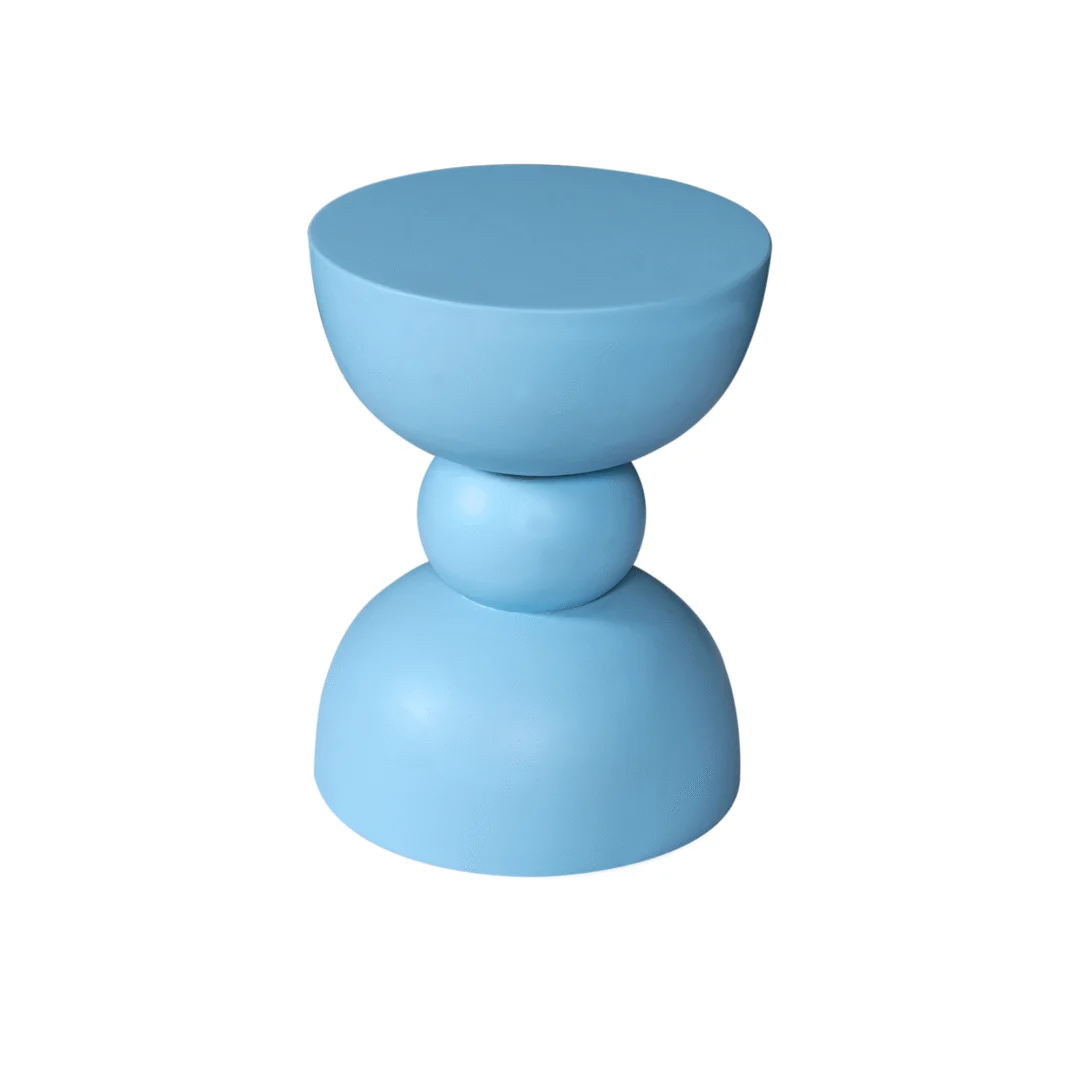 De Bijzettafel Jon Blauw is een moderne blauwe bijzettafel of kruk met een gladde, matte afwerking en een geometrisch ontwerp van drie gestapelde ronde vormen.