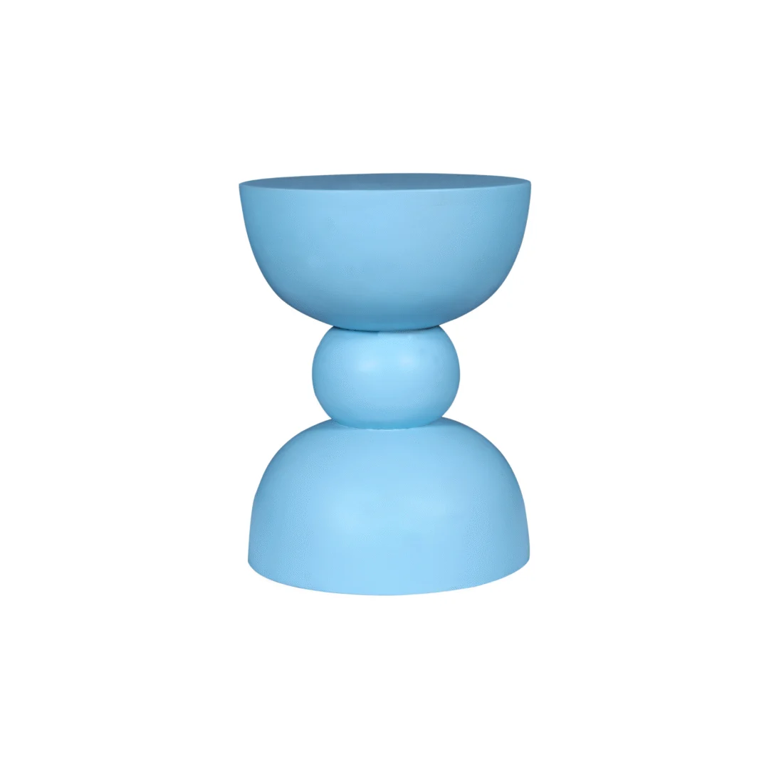 Bijzettafel Jon Blauw: Een modern, minimalistisch blauw stuk met een geometrisch ontwerp-boogvormig blad, rond midden en koepelvormig onderstel-perfect als krukje of bijzettafeltje. Afgebeeld op een witte achtergrond.