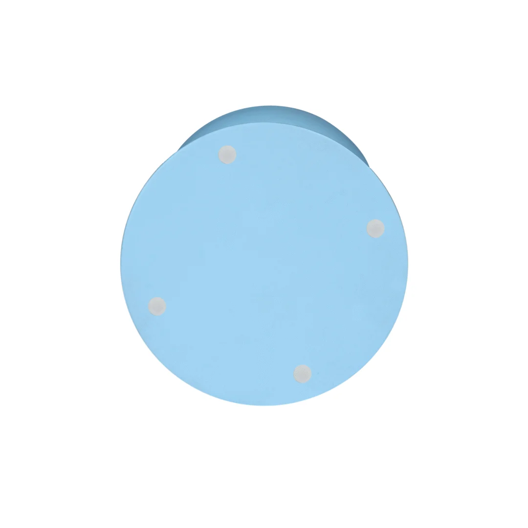 Een ronde, lichtblauwe bijzettafel van Jon Blauw, van boven gezien met vier kleine ronde kussentjes bij de rand, tegen een witte achtergrond.