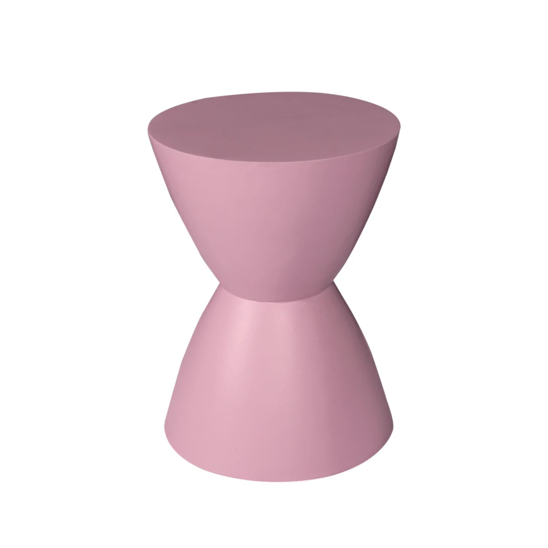De Bijzettafel Abbey Roze is een roze, zandlopervormig bijzettafeltje met een glad oppervlak en een minimalistisch ontwerp, tegen een witte achtergrond.