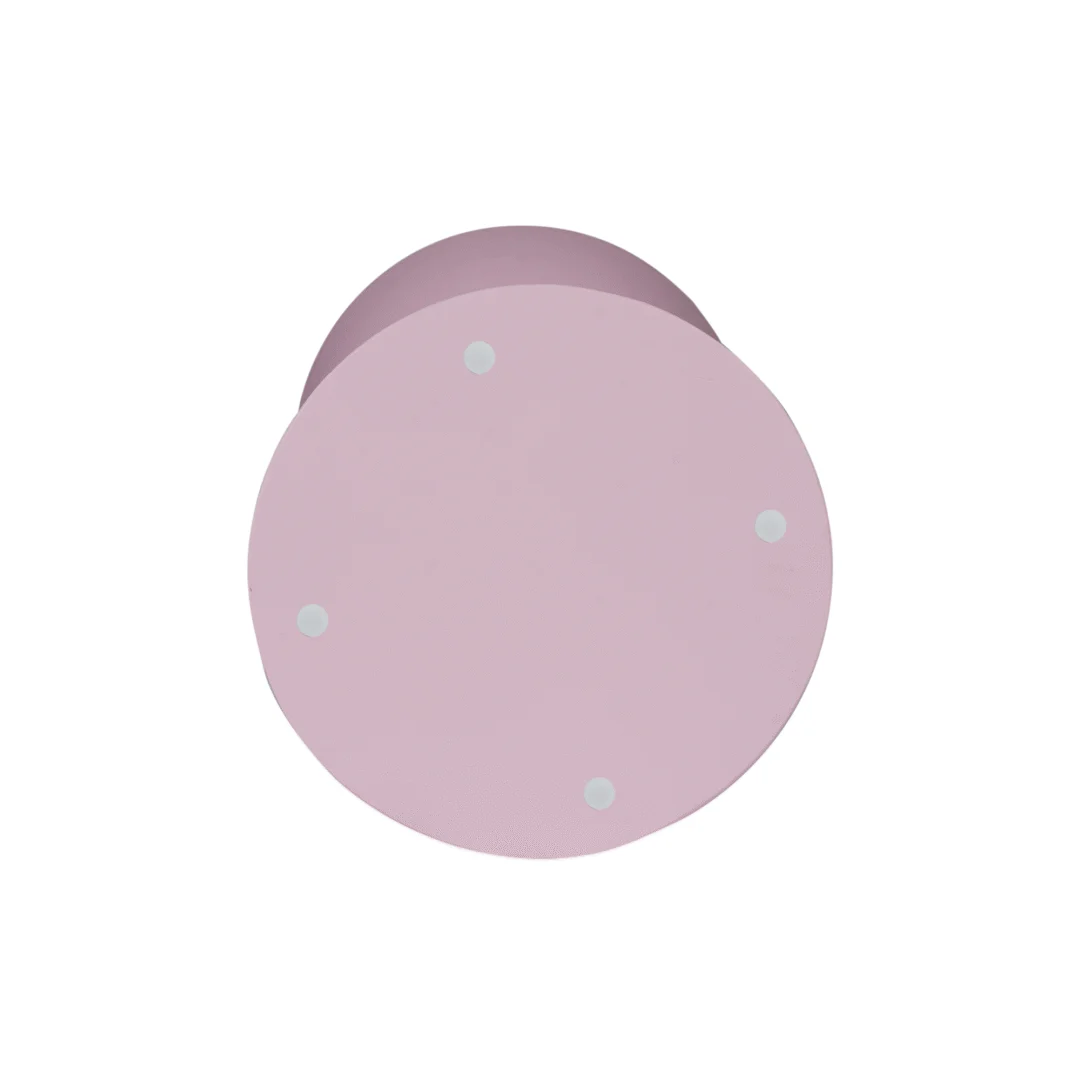 De Bijzettafel Abbey Roze is een ronde, lichtroze tafel van bovenaf gezien, met vier kleine witte ronde kussentjes die gelijkmatig verdeeld zijn over de rand van het bovenblad.