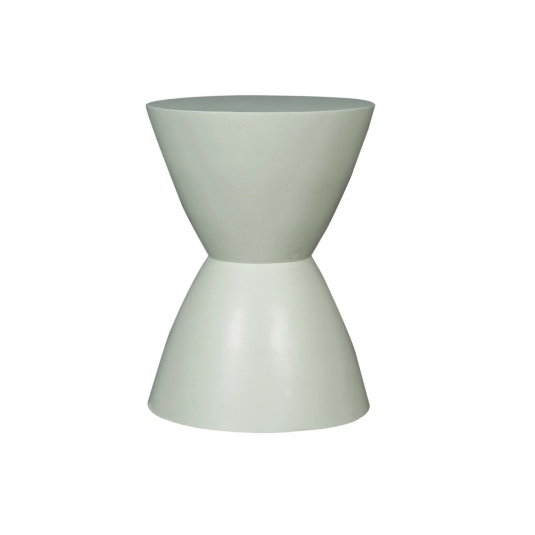 Een moderne, groene Abbey bijzettafel met een zandlopervorm en gladde oppervlakken, tegen een effen witte achtergrond.