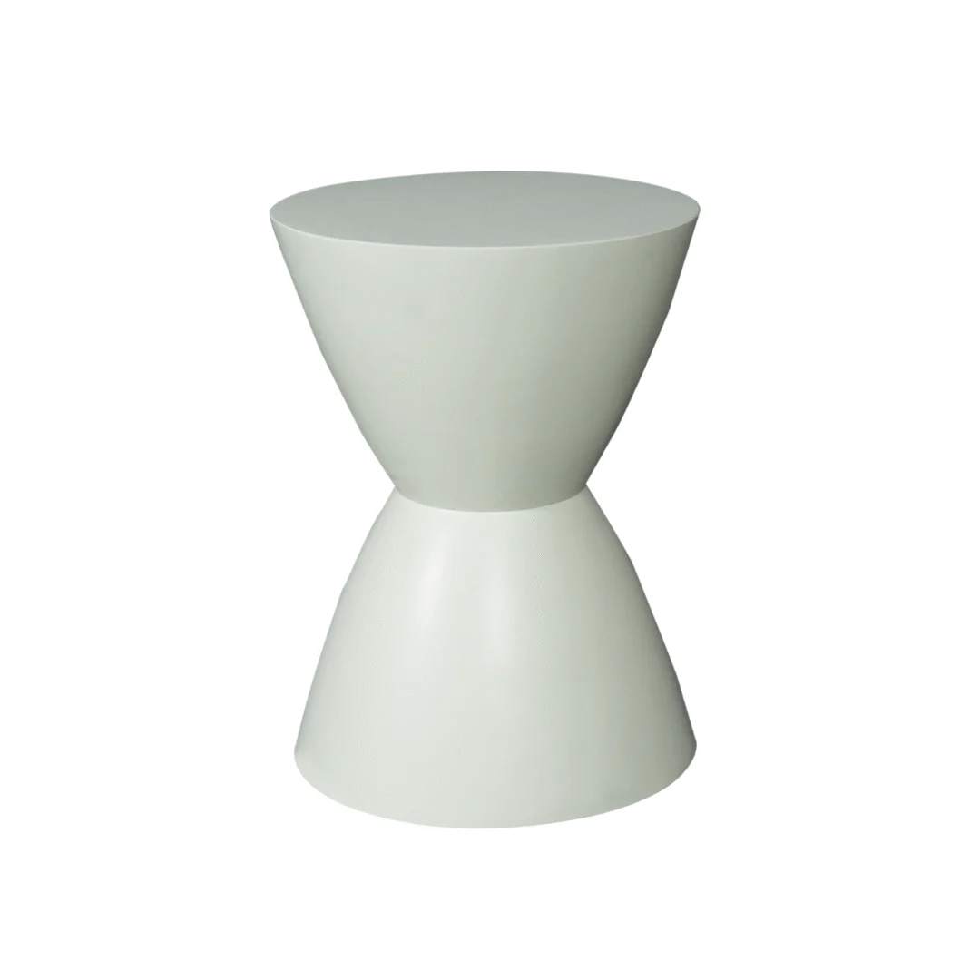 Een moderne bijzettafel in de vorm van een zandloper. Bijzettafel Abbey | Groen heeft een gladde, lichtgroene afwerking tegen een effen witte achtergrond.