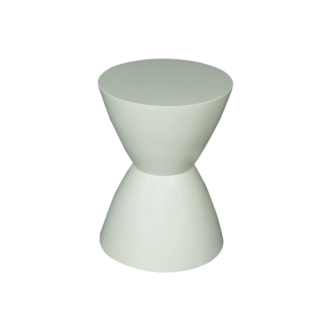 De Abbey bijzettafel in groen heeft een moderne zandlopervorm en een gladde matte afwerking, tegen een effen witte achtergrond.