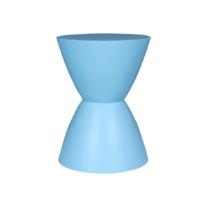 De Bijzettafel Abbey Blauw is een moderne zandlopervormige kruk in massief lichtblauw met gladde oppervlakken en een symmetrisch ontwerp, afgebeeld tegen een effen witte achtergrond.
