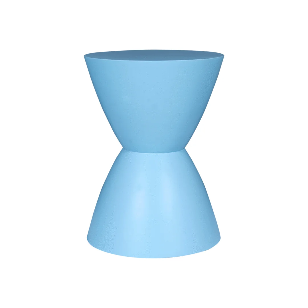 De Bijzettafel Abbey Blauw is een moderne zandlopervormige kruk in massief lichtblauw met gladde oppervlakken en een symmetrisch ontwerp, afgebeeld tegen een effen witte achtergrond.