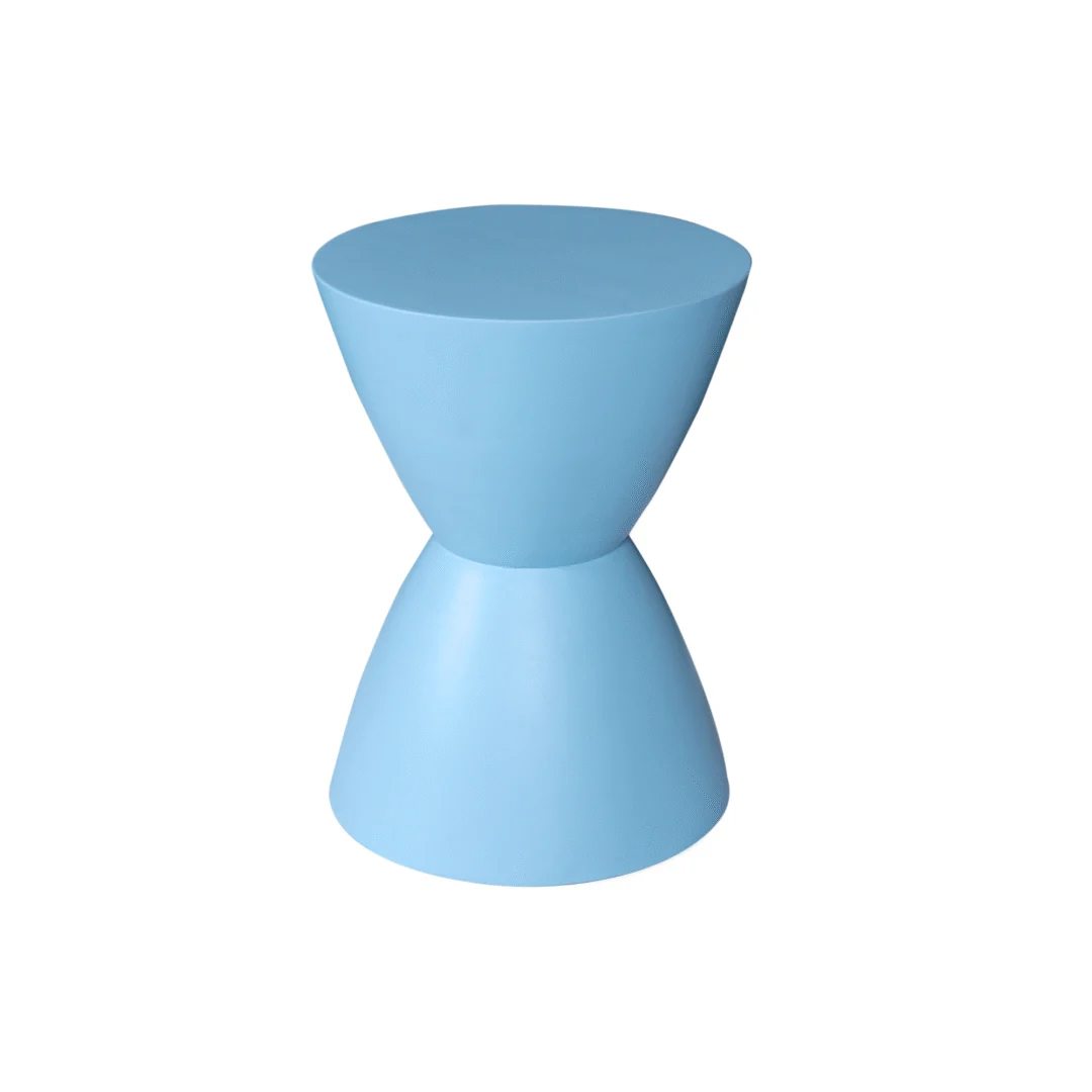 De Bijzettafel Abbey Blauw is een modern, zandlopervormig krukje of bijzettafeltje in effen lichtblauw, tegen een effen witte achtergrond.