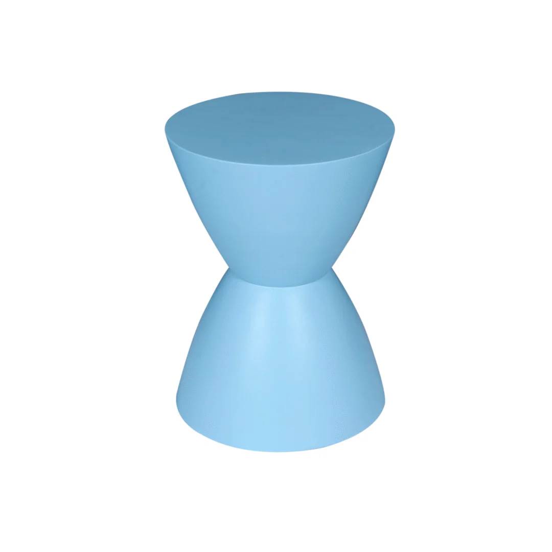 De Bijzettafel Abbey Blauw is een modern, blauw zandlopervormig krukje of bijzettafeltje met gladde oppervlakken, afgebeeld tegen een effen witte achtergrond.