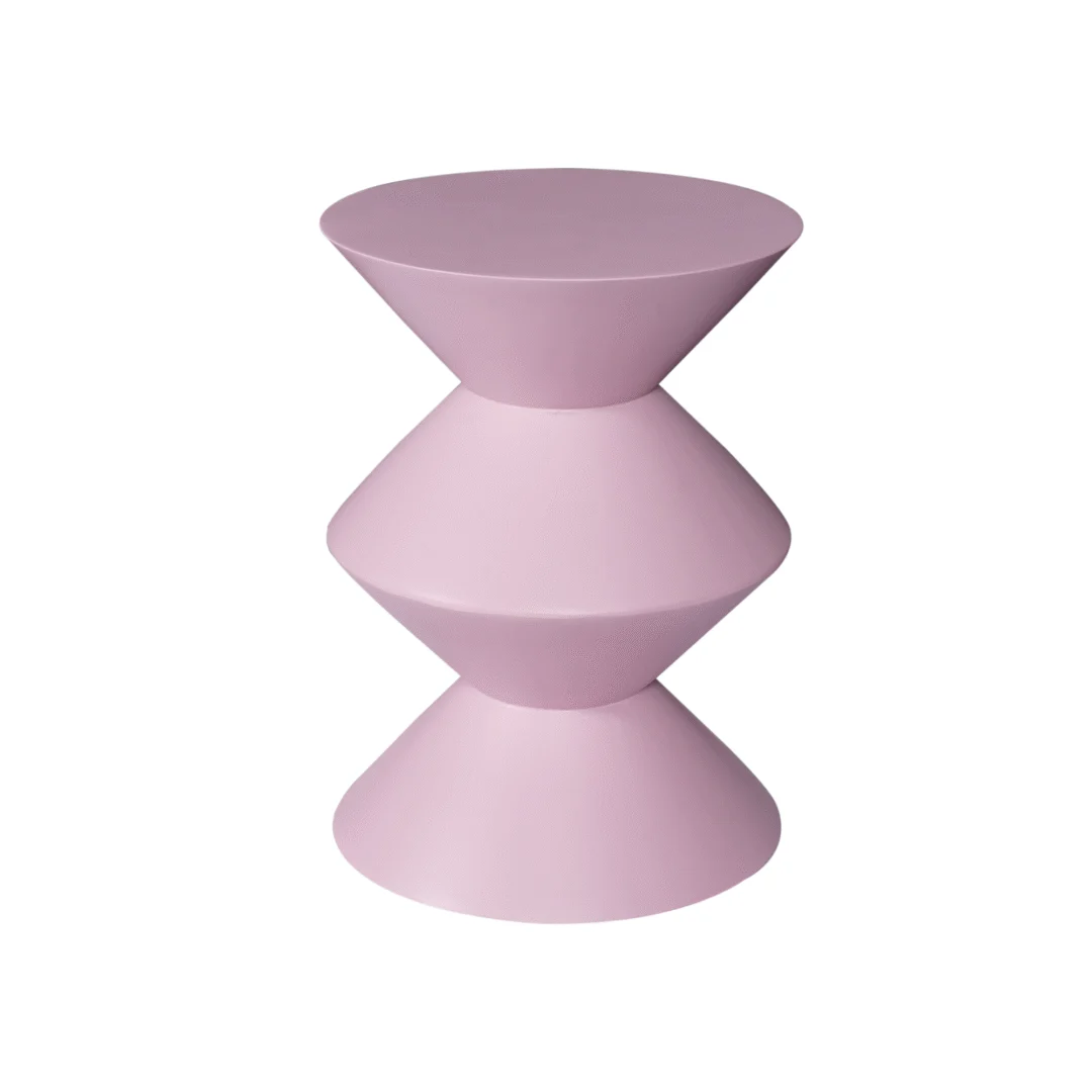 De Bijzettafel Abel Roze is een moderne, minimalistische bijzettafel in pastelroze met een geometrische zandlopervorm en drie gestapelde, uitlopende delen. Het gladde oppervlak en het sculpturale ontwerp maken het een stijlvol accent.