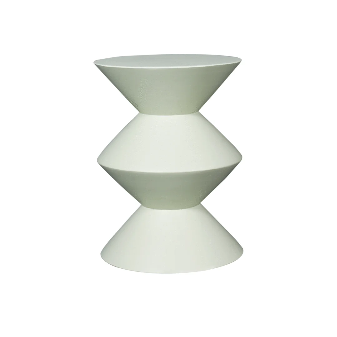 De bijzettafel Abel Groen is een minimalistisch stuk in wit met een geometrische zandlopervorm, gevormd door drie symmetrische, gestapelde kegeldelen en afgebeeld tegen een effen witte achtergrond.