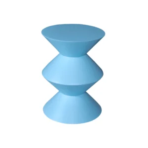 De bijzettafel Abel Blauw is een modern, geometrisch blauw stuk met een symmetrische zandlopervorm - twee kegels die aan de basis met elkaar verbonden zijn en een platte ronde bovenkant - tegen een witte achtergrond.