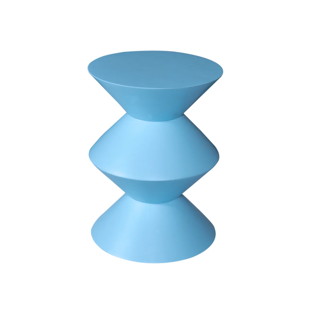 De bijzettafel Abel Blauw is een modern, geometrisch blauw stuk met een symmetrische zandlopervorm - twee kegels die aan de basis met elkaar verbonden zijn en een platte ronde bovenkant - tegen een witte achtergrond.