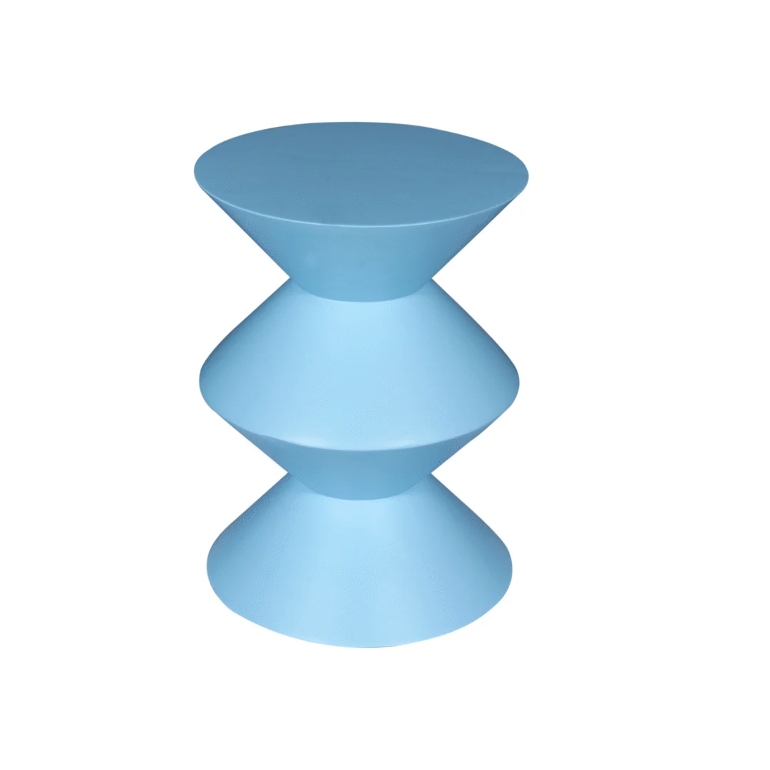 Bijzettafel Abel Blauw is een moderne, geometrische bijzettafel in lichtblauw met een dubbelgevormd zandlopersilhouet, gevormd door twee omgekeerde kegels en met een rond bovenblad en onderstel, afgebeeld tegen een witte achtergrond.