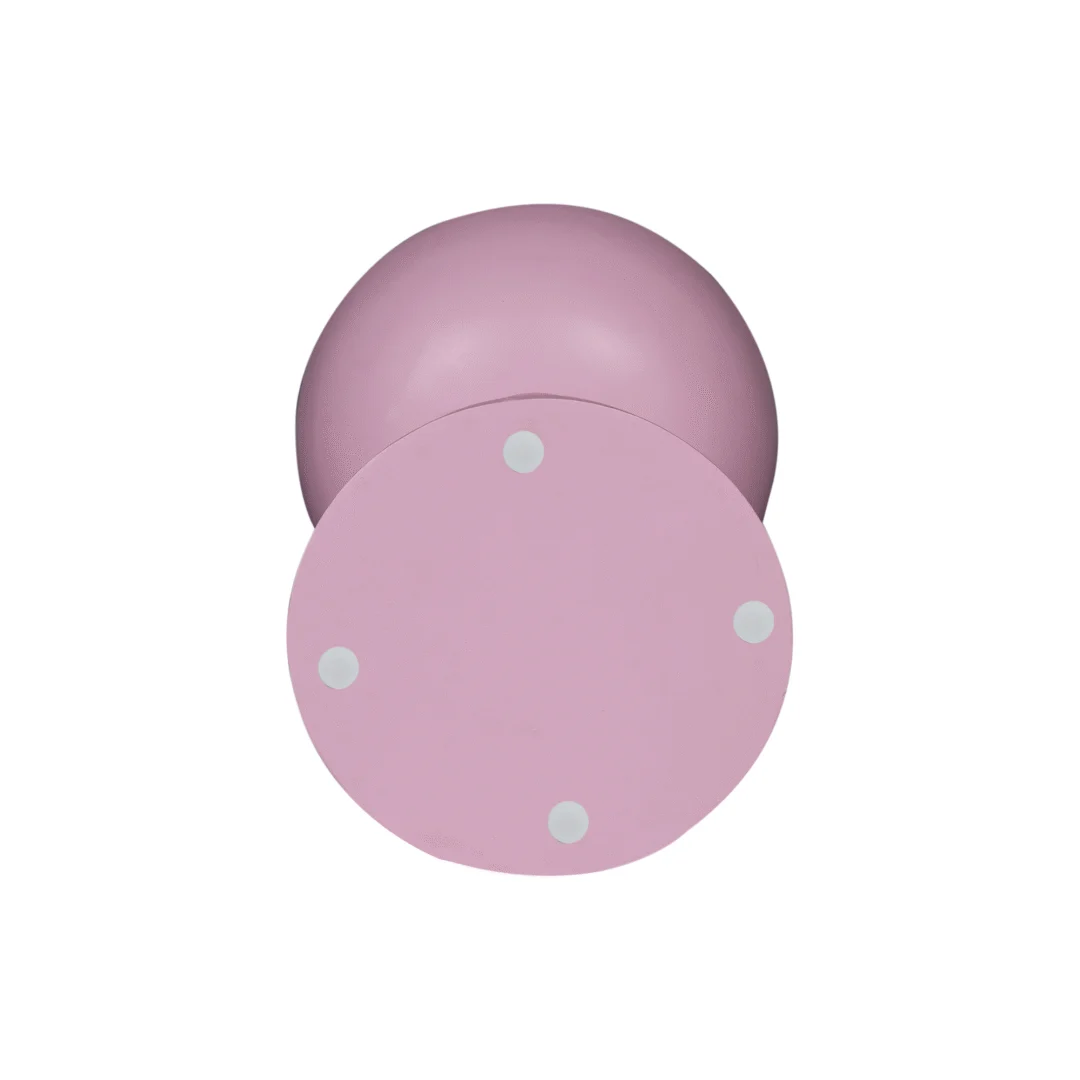 De Bijzettafel Owen Roze is een ronde, lichtroze bijzettafel van onderaf gezien, met een platte ronde basis met vier kleine witte kussentjes bij de rand, tegen een effen witte achtergrond.