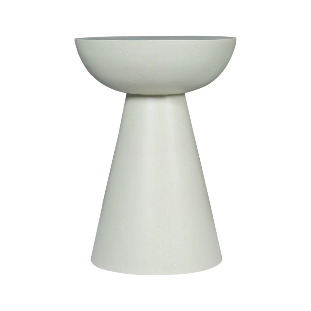 De bijzettafel Owen Groen heeft een modern, minimalistisch ontwerp met een rond, komvormig blad en een brede, conische voet, allemaal in wit, tegen een effen witte achtergrond.