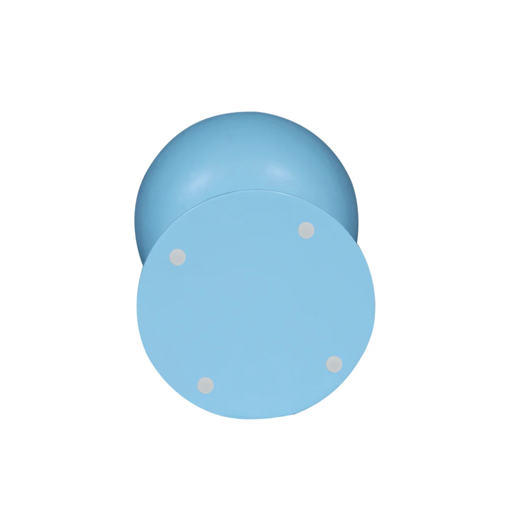 De Bijzettafel Owen Blauw is een ronde, lichtblauwe tafel met een vlakke basis en vier kleine witte stippen op de onderkant, tegen een effen witte achtergrond.