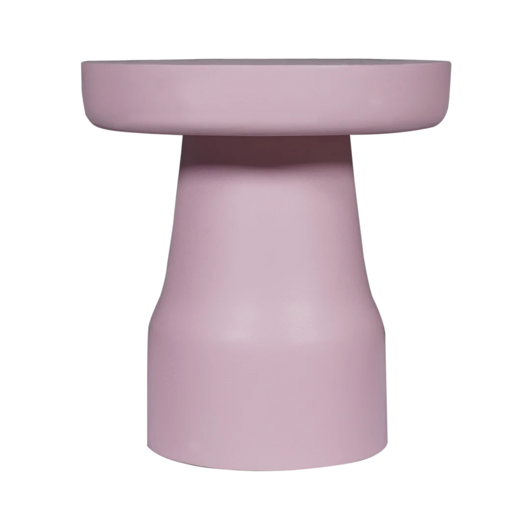 Bijzettafel Roze is een moderne, ronde bijzettafel met een breed blad, een taps toelopend onderstel en een matte pastelroze afwerking.