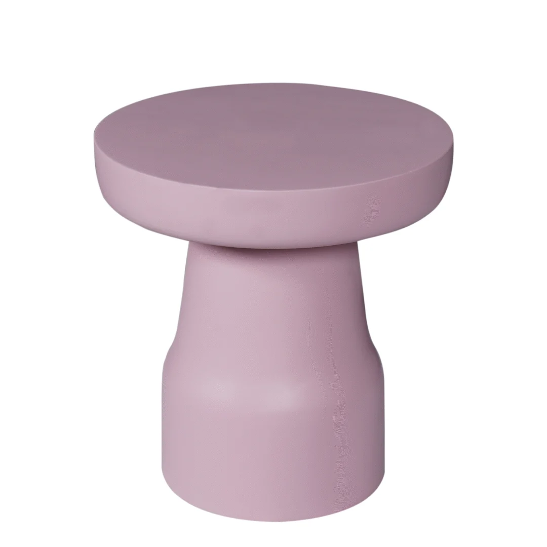 De bijzettafel Drum Roze is een moderne, ronde bijzettafel in lavendel met een dik blad en een stevige, taps toelopende cilindrische voet, afgebeeld tegen een effen witte achtergrond.