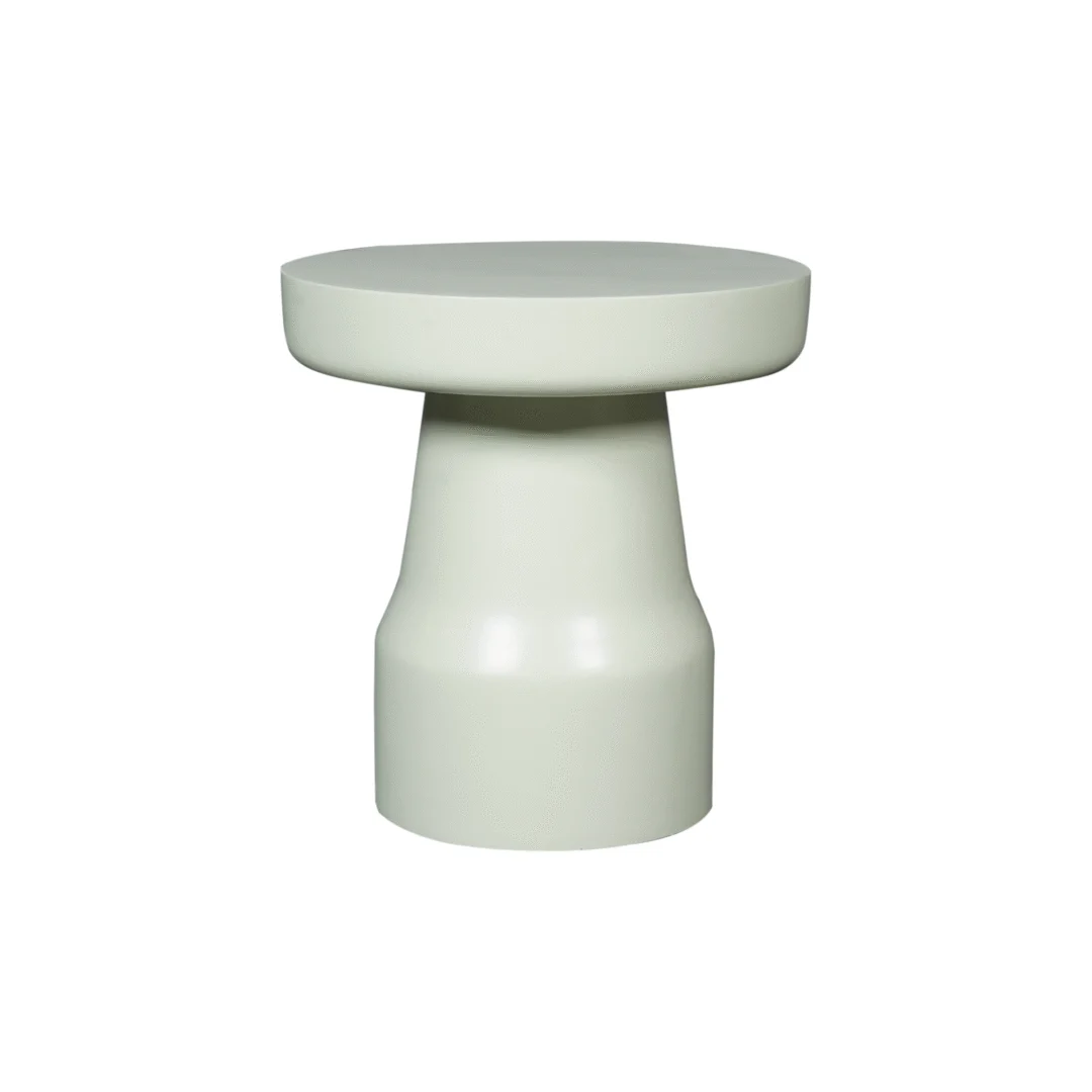 De bijzettafel Drum | Groen is een kleine, moderne bijzettafel met een lichtgrijs, rond blad en een cilindervormig, licht taps toelopend onderstel, tegen een effen witte achtergrond.