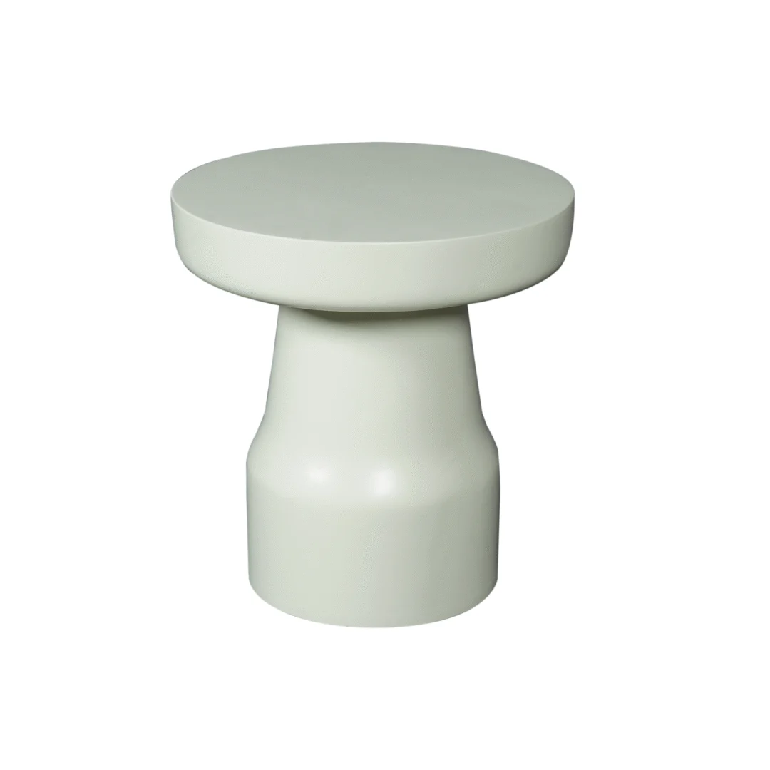 De bijzettafel Drum | Groen is een moderne, ronde bijzettafel in lichtgrijs, met een dik tafelblad en een brede, taps toelopende voet, afgebeeld op een effen witte achtergrond.