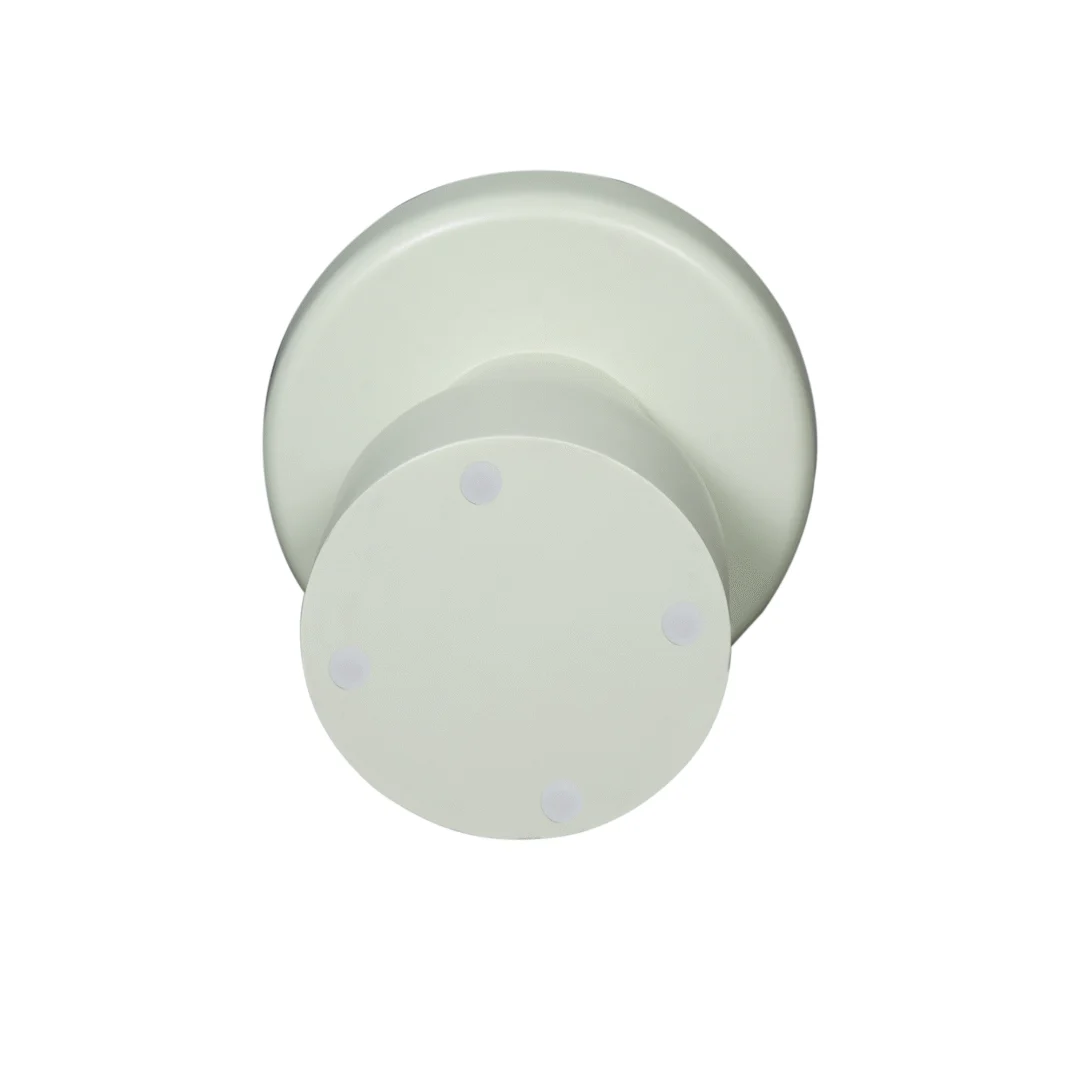 Een Groen bijzettafeltje Drum met een ronde vorm, van voren gezien tegen een effen witte achtergrond.