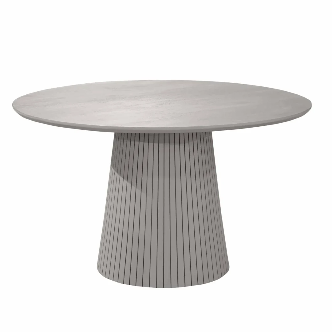 Studiofoto van een ronde Solana eettafel met een kegelvormige voet. De tafel is lichtgrijs en heeft een minimalistische uitstraling.