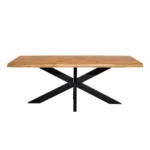 Rechthoekige boomstamtafel met een licht houten blad en een zwart metalen onderstel in X-vorm, geïsoleerd op een witte achtergrond.