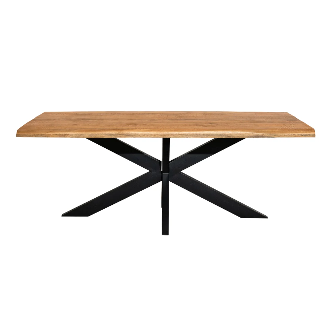 Vooraanzicht van een boomstamtafel met een lichtbruin blad en een zwart metalen onderstel in X-vorm, tegen een witte achtergrond.