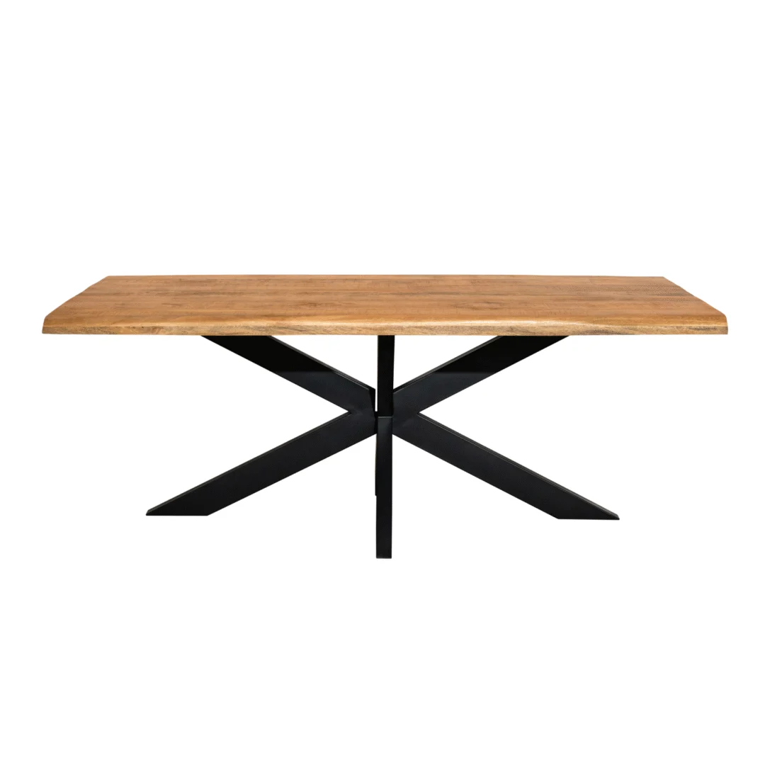 Eettafel boomstamtafel met een houten blad en een zwart metalen onderstel in kruisvorm, tegen een witte achtergrond.