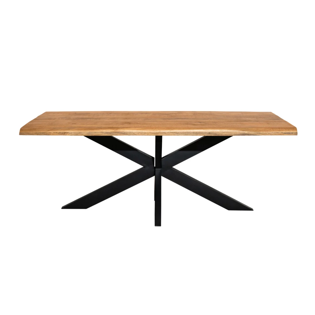 Voor aanzicht van een boomstamtafel met een lichtbruin blad en een zwart metalen onderstel in X-vorm op een witte achtergrond.