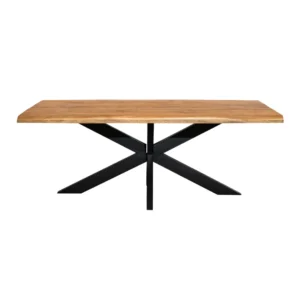 Vooraanzicht van een boomstamtafel met een lichtbruin houten blad en een zwart metalen onderstel tegen een witte achtergrond. Heldere belichting.