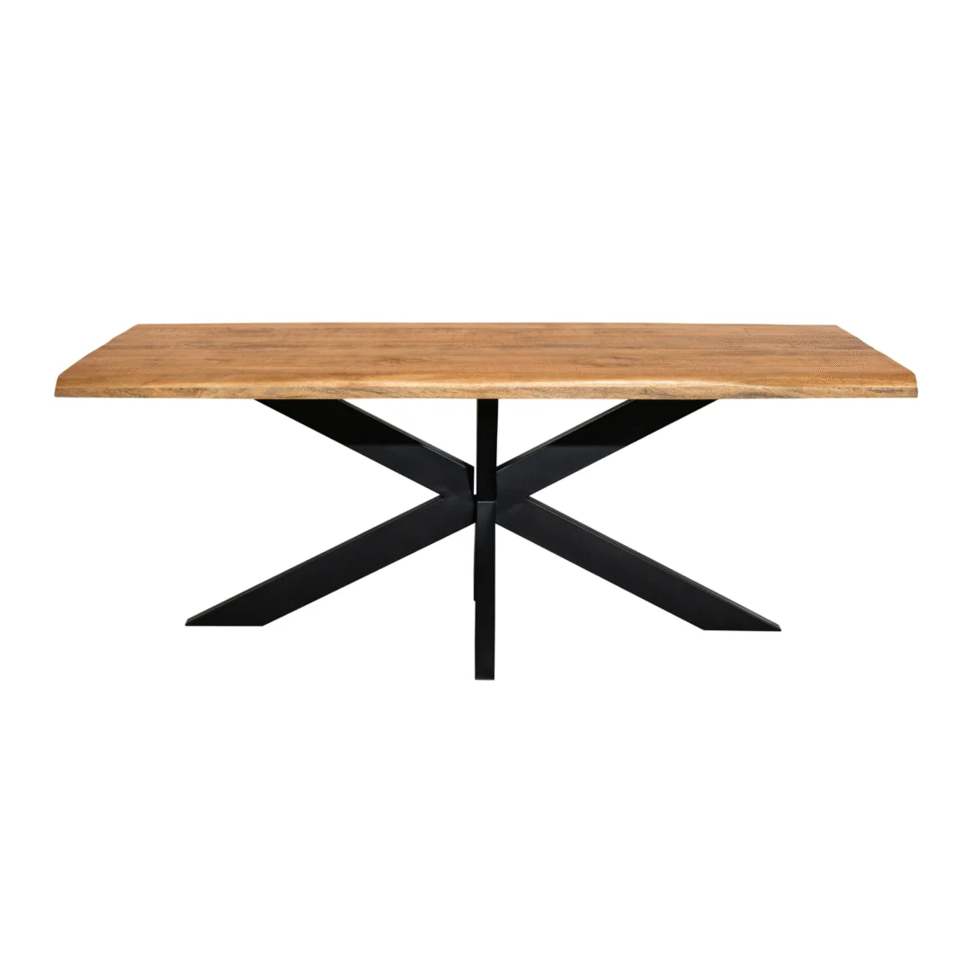 Vooraanzicht van een boomstamtafel met een lichtbruin blad en een zwart metalen onderstel tegen een witte achtergrond.